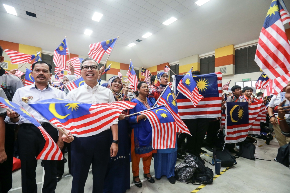 法米（左2）周一出席配合国庆月在斯里班底国中举行的Pentarama及Malaysiaku俱乐部活动。-Sayuti Zainudin摄-