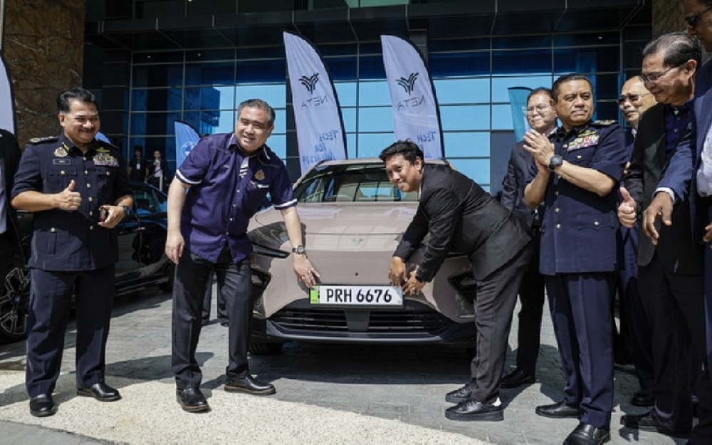 陆兆福（左2）为电动车专用车牌主持推介。-马新社-