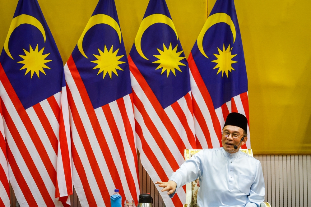 安华指出，大马愿意向黎巴嫩提供金钱援助，以帮助那些遭受战火迫害的人。-Firdaus Latif摄-