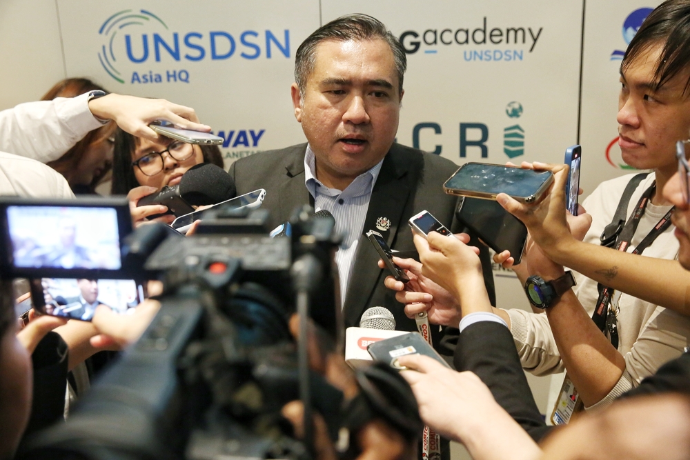 陆兆福说，涉及打人的机场职员已被停职接受调查。-Choo Choy May.摄-