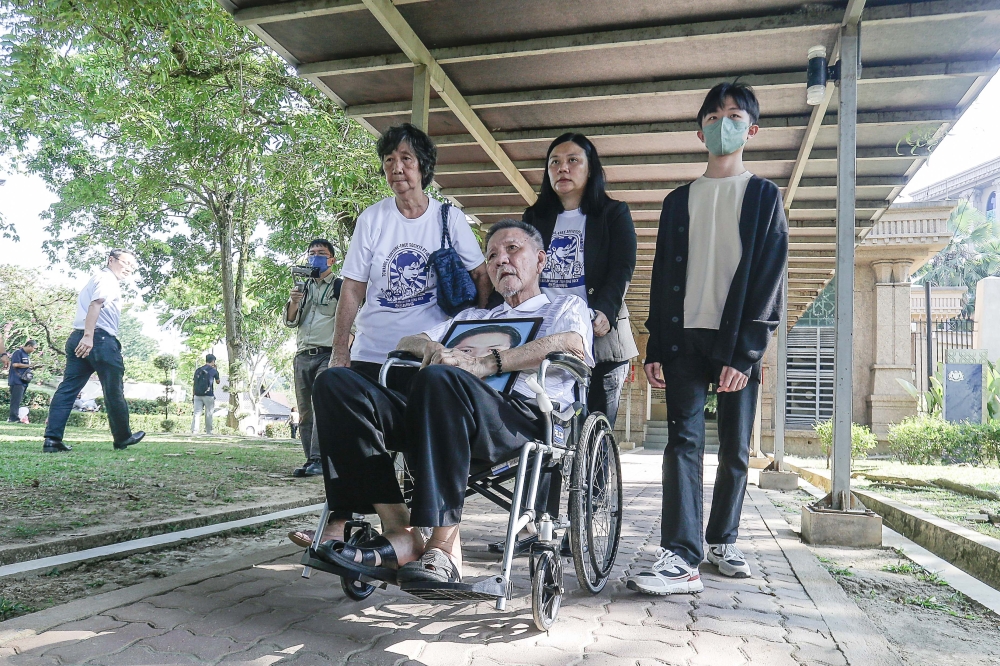 高庭批准赵明福父母的司法审核申请，谕令警方在半年内完成赵明福命案的调查。-SAYUTI ZAINUDIN摄-