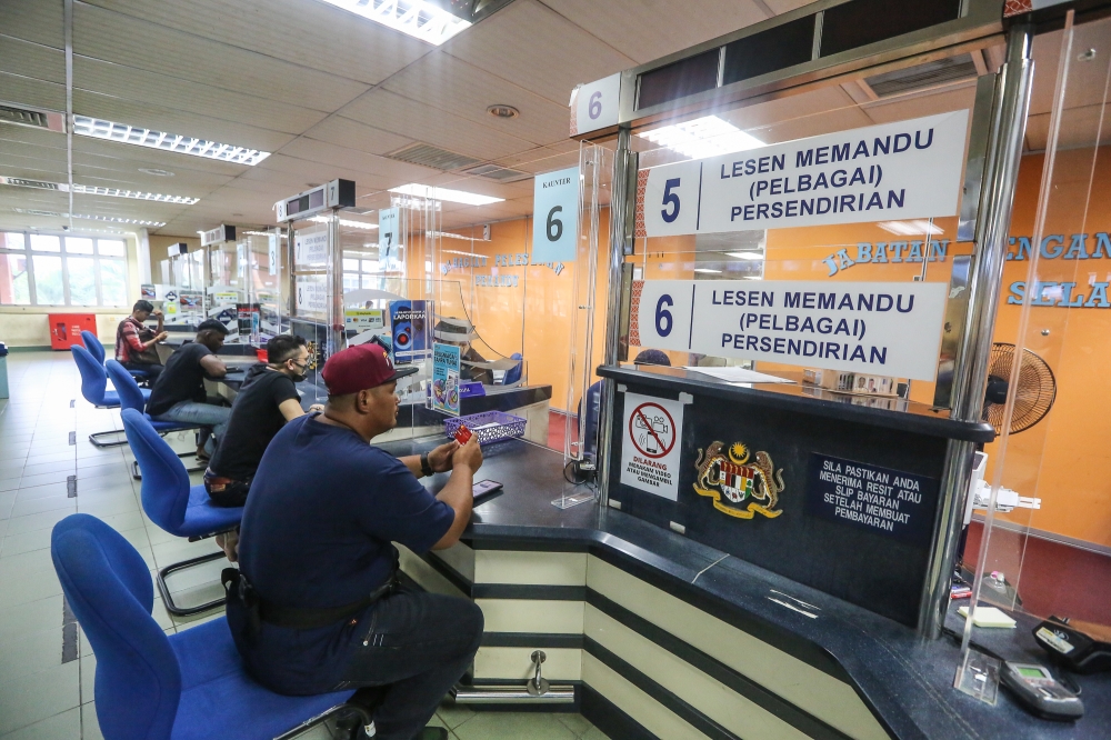 陆兆福说，若有需要，公众仍可向JPJ申请实体驾照。-Yusof Mat Isa摄-