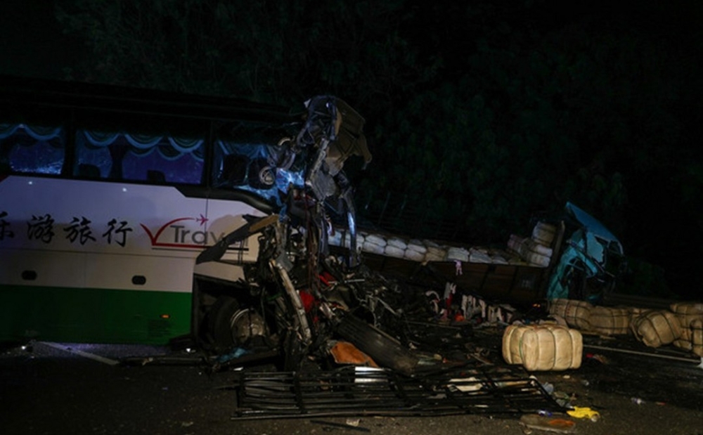 南北大道发生严重车祸，涉及旅巴以及3辆汽车。-马新社-