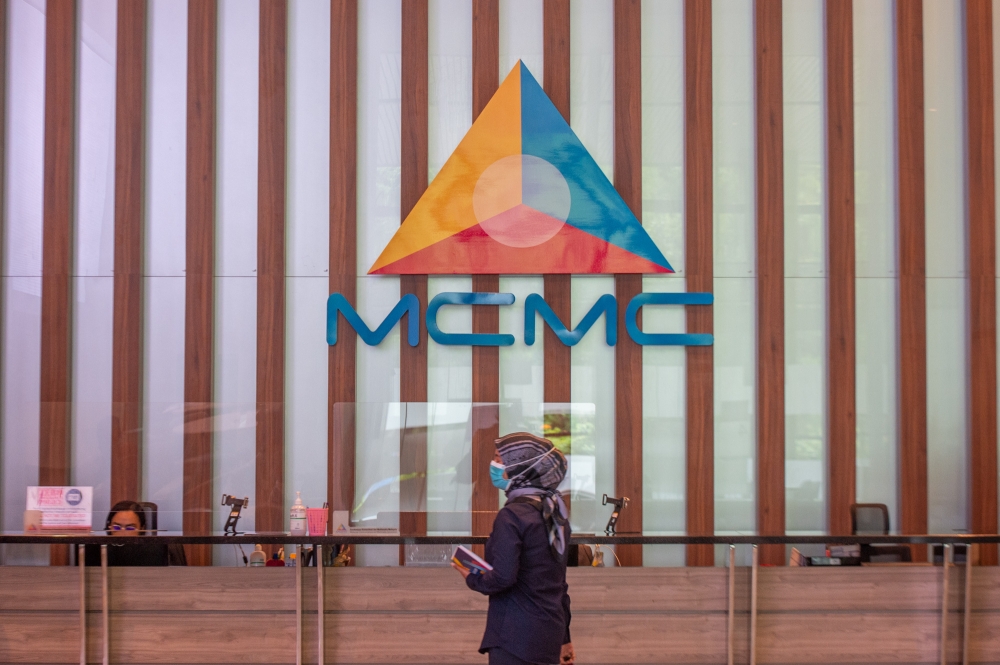 MCMC赞扬服务提供商采取积极行动遵守法规之举，并强调遵守执照条件的重要性。-Shafwan Zaidon摄-