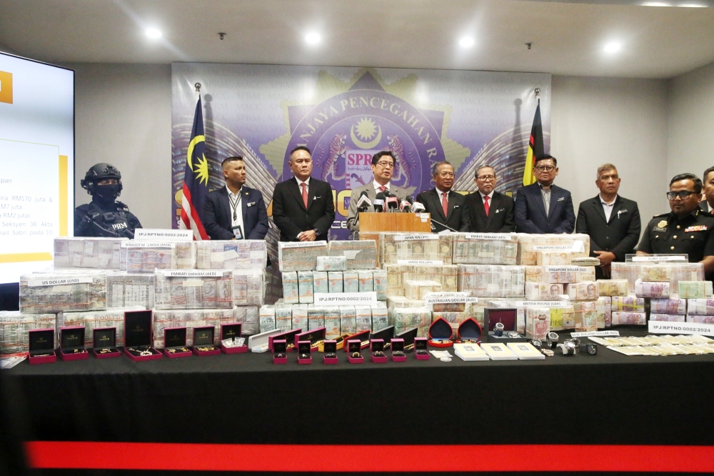 阿占巴基周一在反贪会总部召开记者会，说明依斯迈沙比里涉贪案的进展。-Choo Choy May摄-