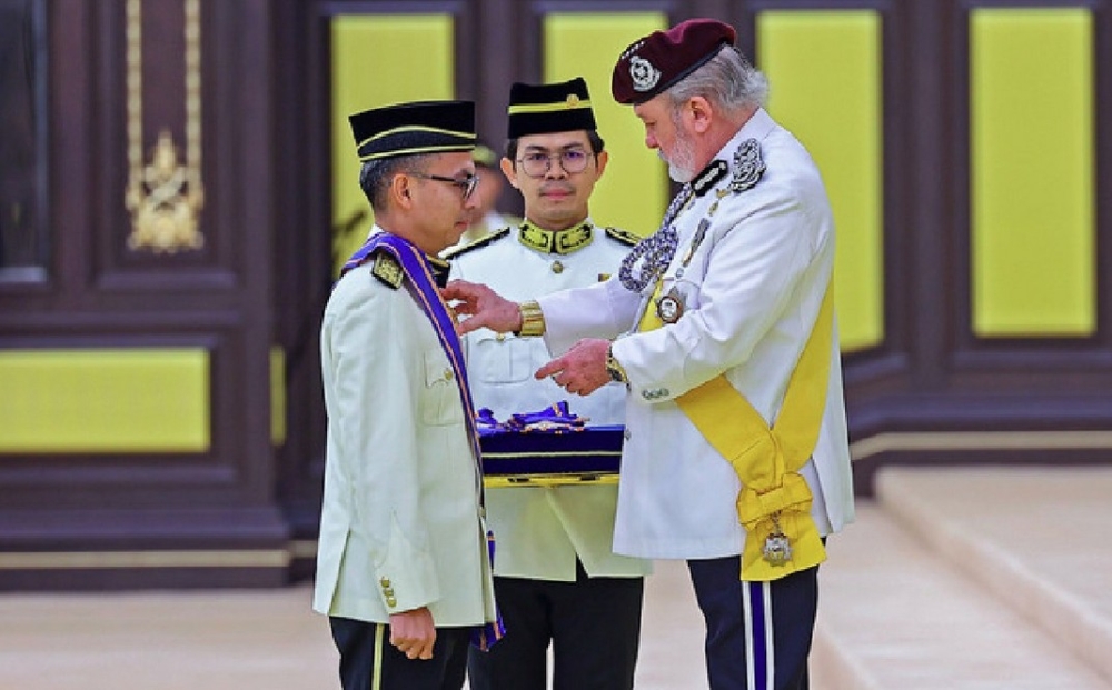 国家元首苏丹依布拉欣（右）颁发拿督勋衔予法米。-马新社-