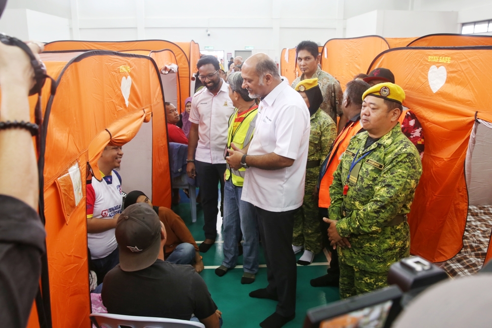 哥宾星到临时疏散中心慰问灾民，并承诺提供援助。-Choo Choy May摄-