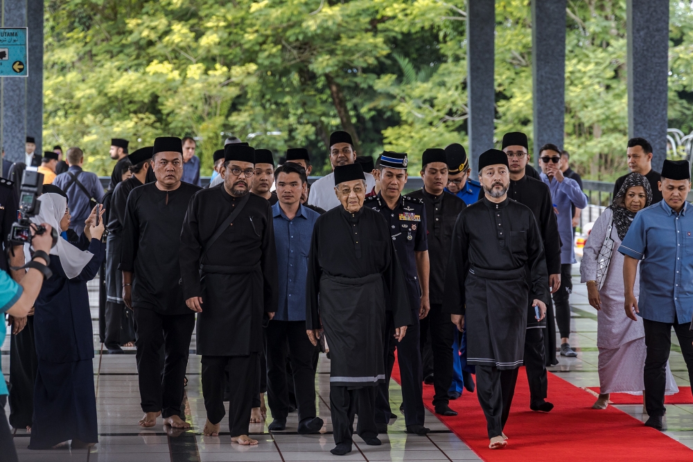 马哈迪与家人抵达国家清真寺出席阿都拉的葬礼。-Firdaus Latif摄-