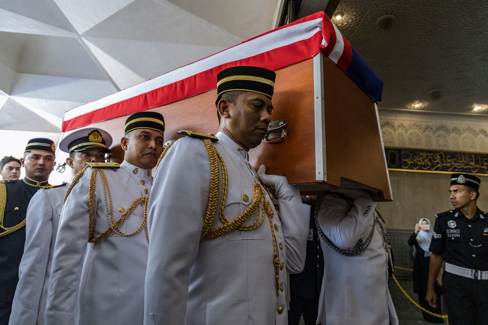 大马武装部队将阿都拉的棺木抬入国家清真寺进行国葬仪式。-Firdaus Latif摄-