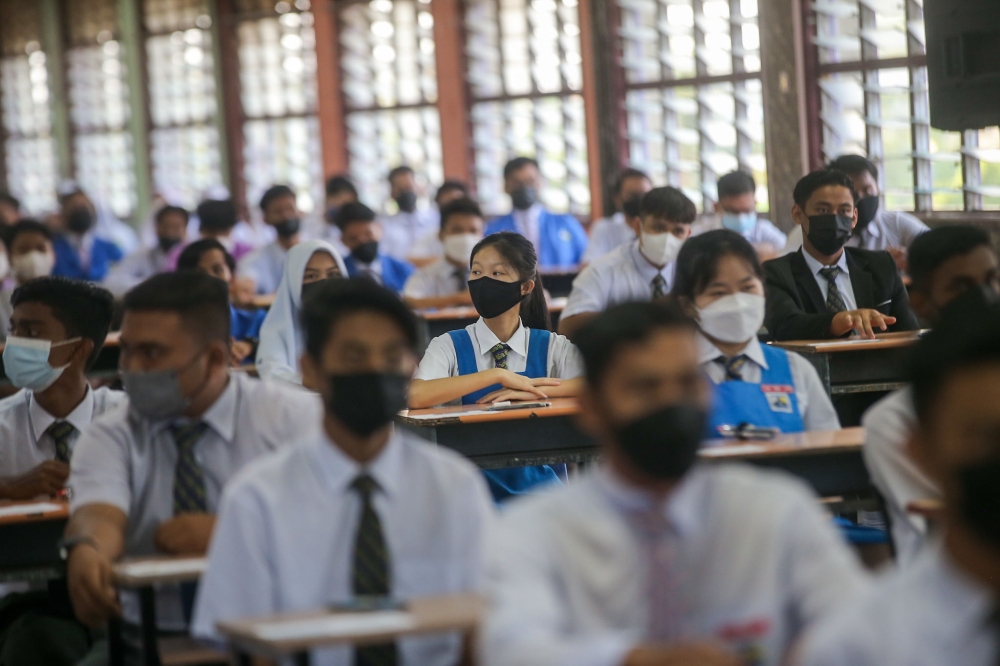 王鸿财认为，SPM成绩A-不计算为A，会进一步压缩非土著学生进入大学预科班的机会。-Farhan Najib摄-