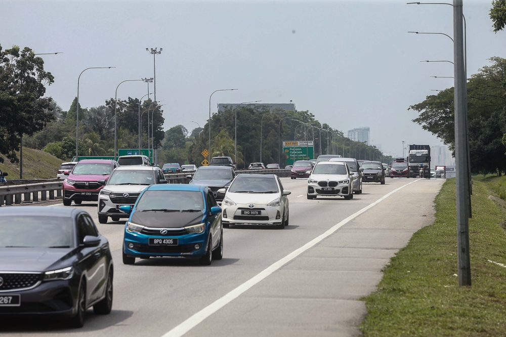 为了让路给外国代表的车队，在东盟峰会期间，多条道路将短时间封路。-SAYUTI ZANUDIN摄-