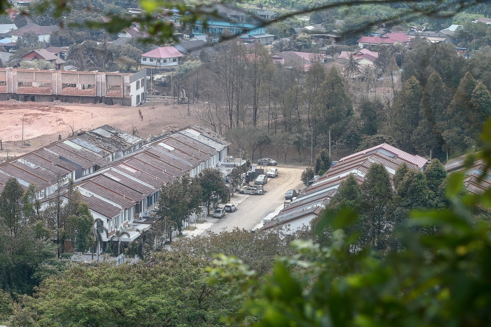  布特拉高原的马石油天然气管道于4月1日上午8时10分起火，周遭房子受波及。-SAYUTI ZANUDIN摄-