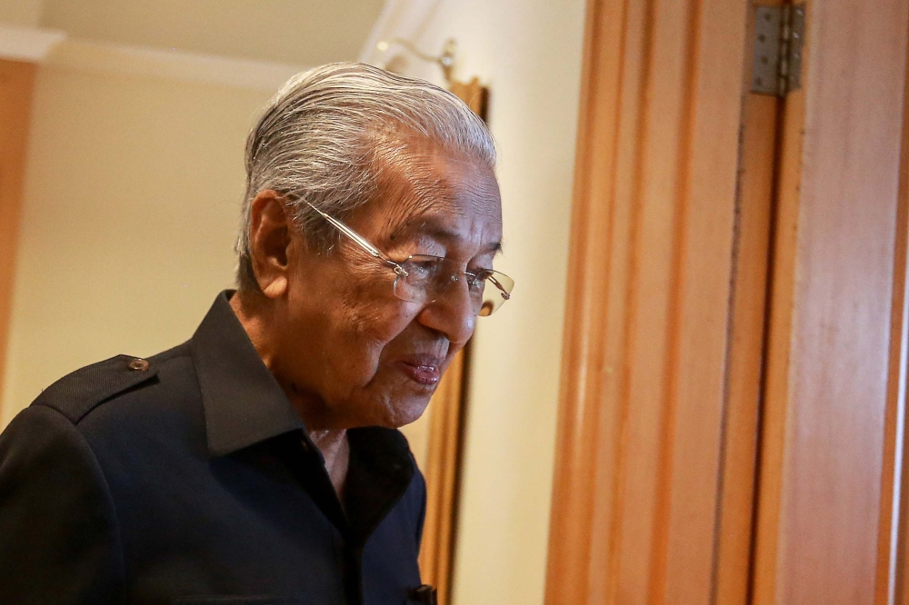 李国成炮轰政府批准高达48万6000令吉的开销，让前首相马哈迪（图）率团前往日本两天。-Sayuti Zainudin摄-