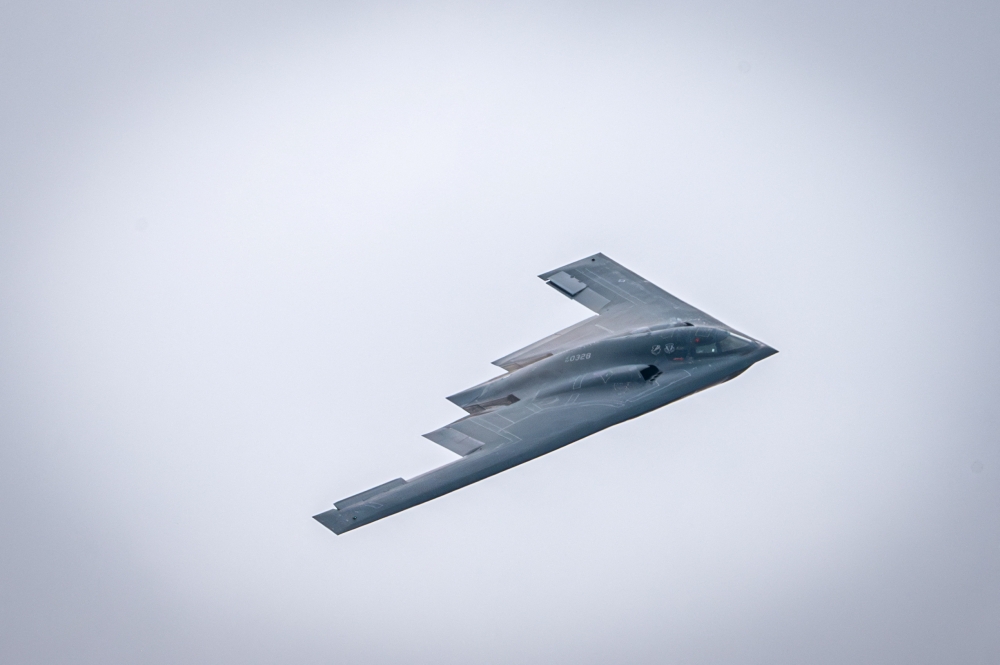 B-2轰炸机是美国空军最具战略价值的隐形飞机之一，能够携带重型钻地炸弹深入敌方防空系统，对高价值目标进行精确打击。-路透社/美国空军-