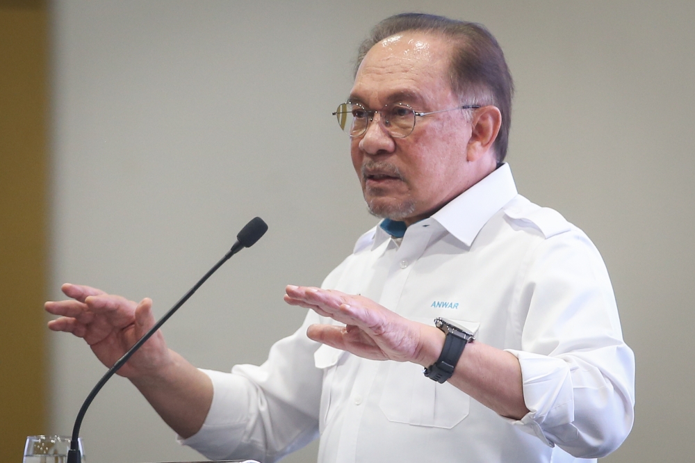 安华希望伊朗与以色列能以和平方式解决冲突，结束战争。-Yusof Mat Isa摄-