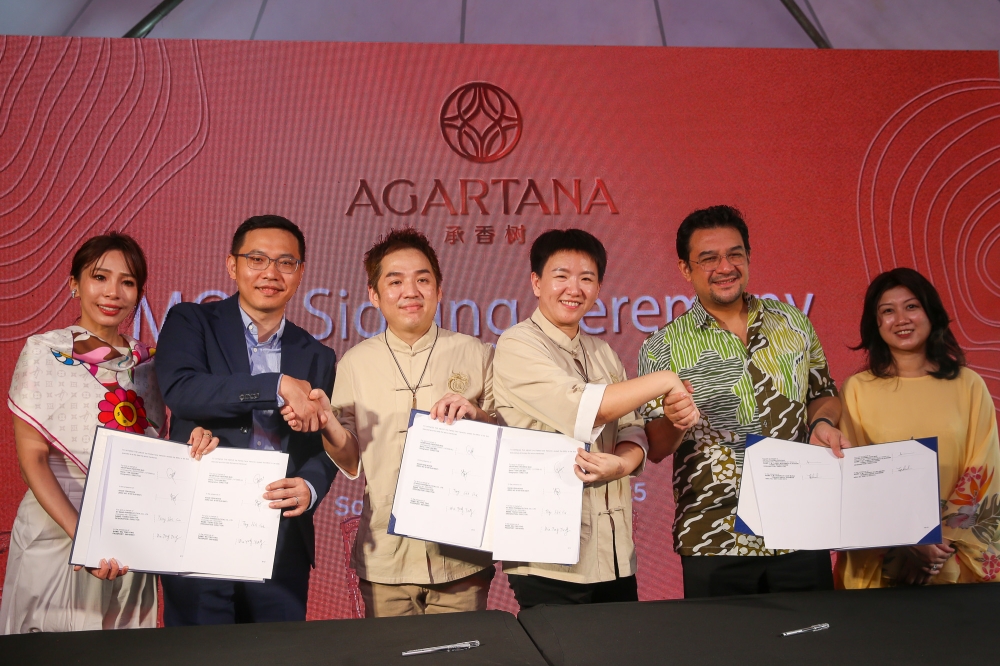 赫泷集团与爱康制药厂股份有限公司、Antah Pharma 私人有限公司签署合作备忘录。左起为吴滢滢、曾仕哲、许友温、陈俞利、东姑莫哈末阿劳丁与东姑阿丽雅。-Choo Choy May摄-