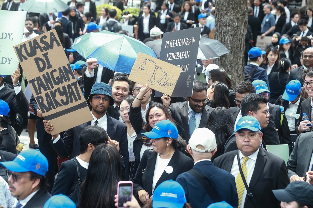 逾400名律师、公众以及政党领袖参与公正之行。-Sayuti Zainudin摄-