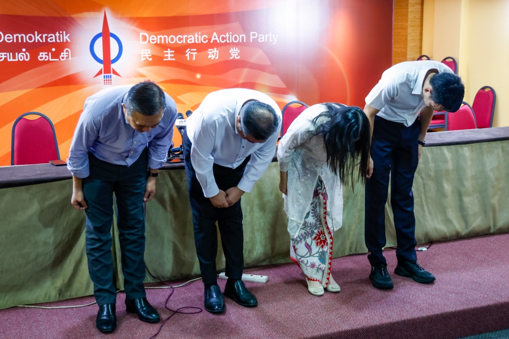 行动党领袖黄思汉（左起）、陆兆福、张念群和欧阳捍华，周四在记者会上鞠躬。-Firdaus Latif摄-