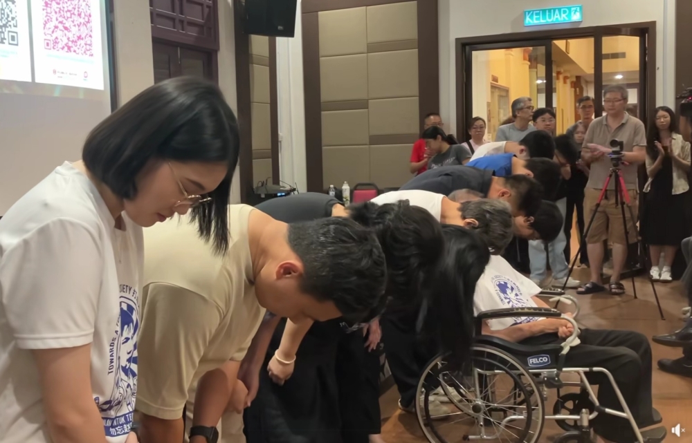 赵家成员和赵明福民主基金会成员一同并列鞠躬回礼。-图撷取自赵明福民主基金会面子书视频-