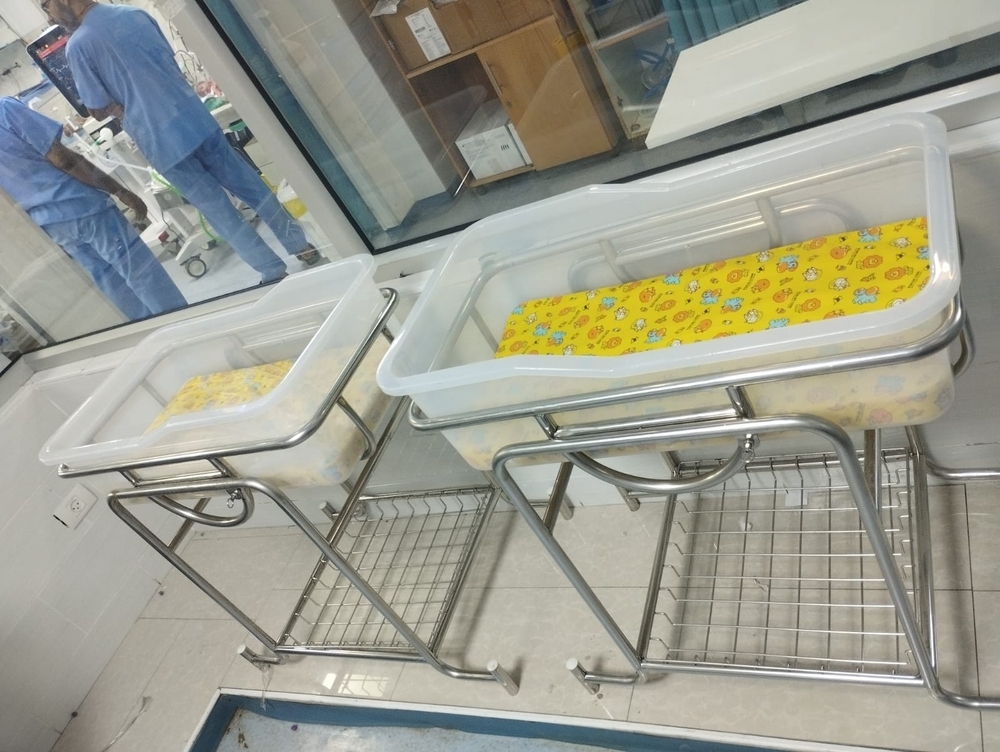 赫鲁医院产科病房的医疗团队,刚为病房接收了一批新的婴儿床和保温设备。-Joanne Perry/MSF供图-