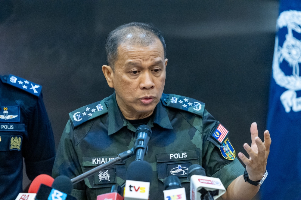 莫哈末卡立周五在武吉阿曼警察总部召开记者会。-Firdaus Latif摄-