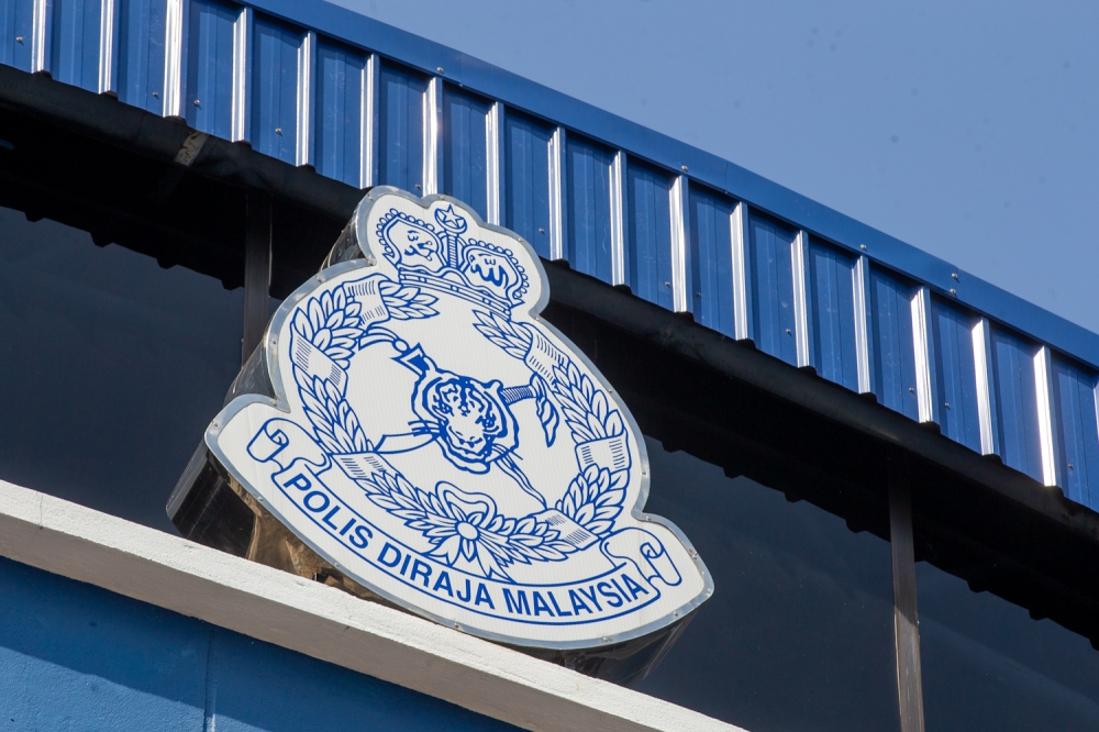 仙本那警方逮捕了一名涉嫌恐吓扎拉命案验尸庭法医的男子。-Raymond Manuel摄-