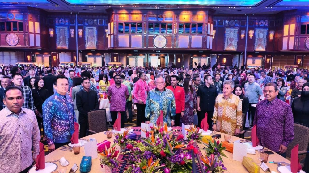 张庆信出席全球旅游交流会晚宴，岂料因为宴会上有提供酒类饮品而引起风波。