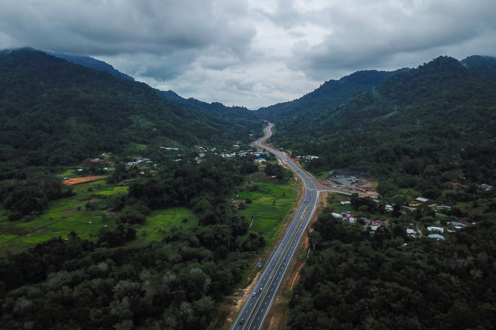 联邦政府在2026年财政预算案注重发展沙巴与砂拉越的基本设施包括公路网，促进这两州的交通。-Yusof Mat Isa摄-