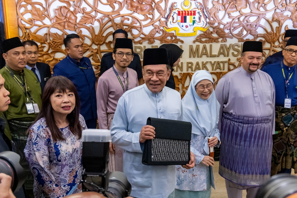 首相兼财长安华周五下午抵达国会下议院，提呈2026年财政预算案。-Firdaus Latif摄-