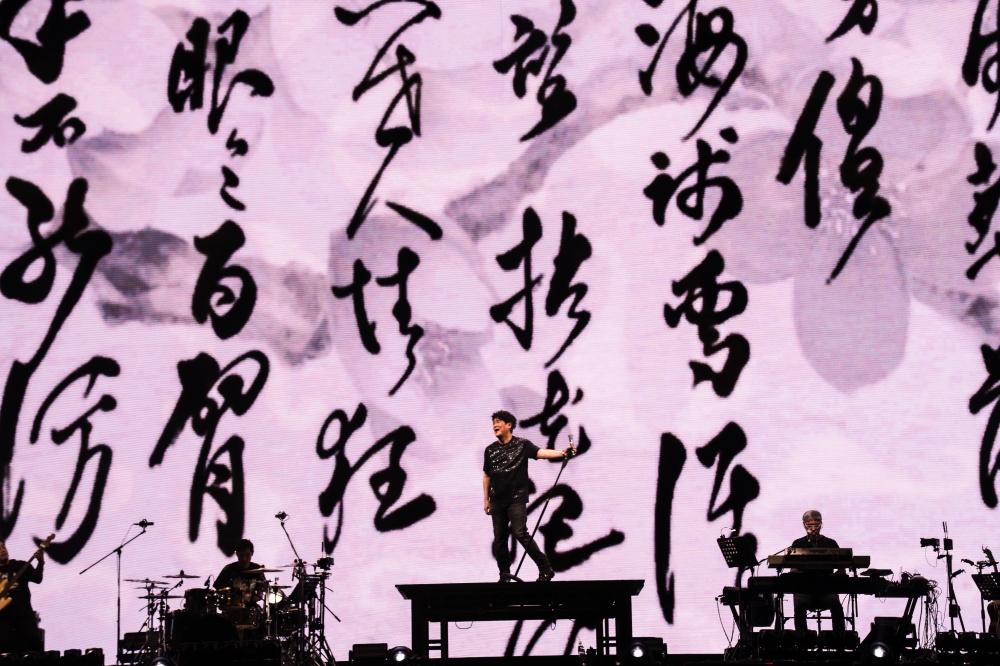 与武侠剧颇有渊源的周华健,为歌迷带来多首经典武侠剧主题曲。-星艺娱乐供图-