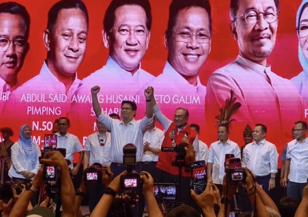 安华（前排右）周日晚在亚庇的沙巴国际会展中心，宣布雅玛尼将代表公正党上阵新都敏州席。-Julia Chan摄）