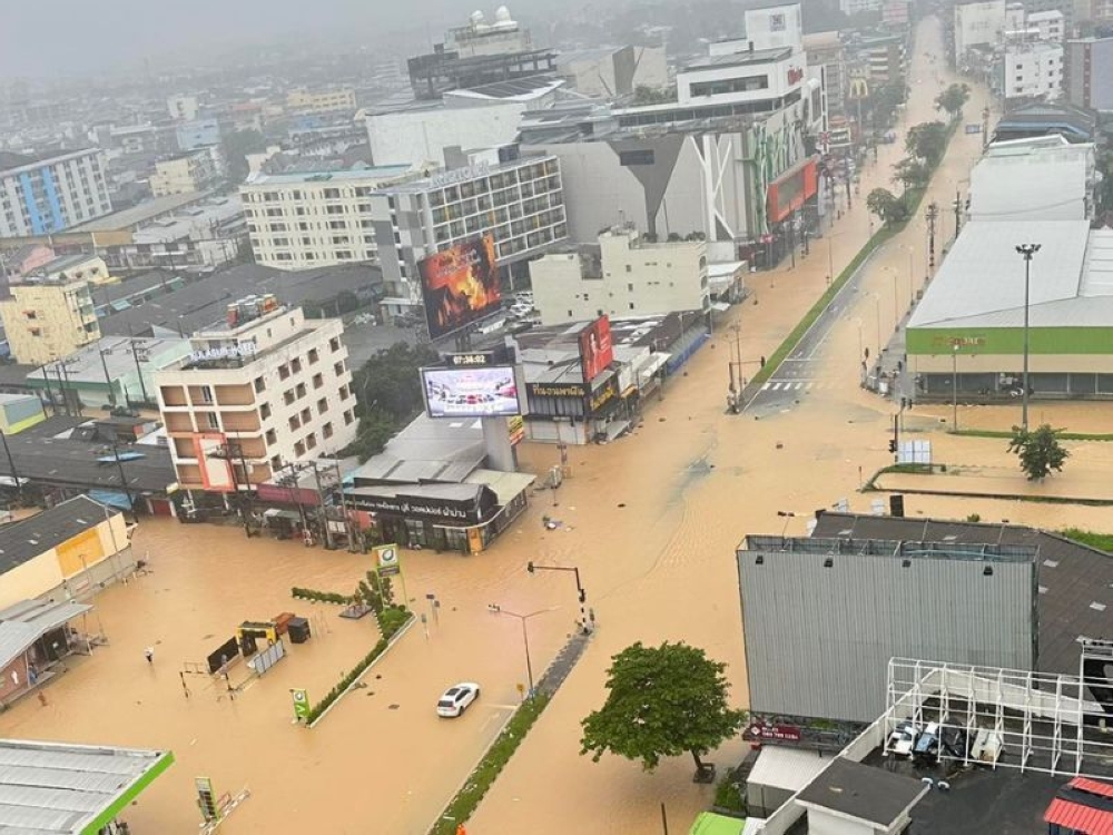 大马妇女Lily Suraini和两名幼儿被困在泰国合艾的洪水中，她在面子书发文向大使馆和公众求助。-图取自Lily Suraini面子书-