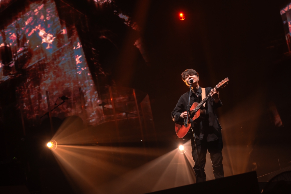 演唱会嘉宾李剑青带来《匆匆》和《出城》两首歌。