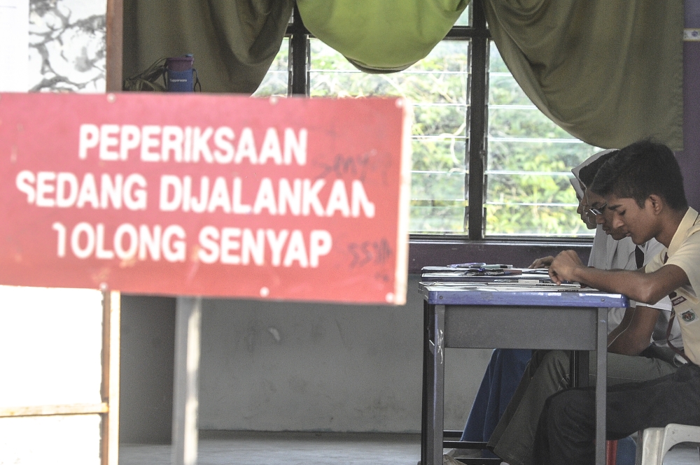 尽管有数个州属发生水灾，不过SPM考试顺利展开。-Farhan Najib摄-