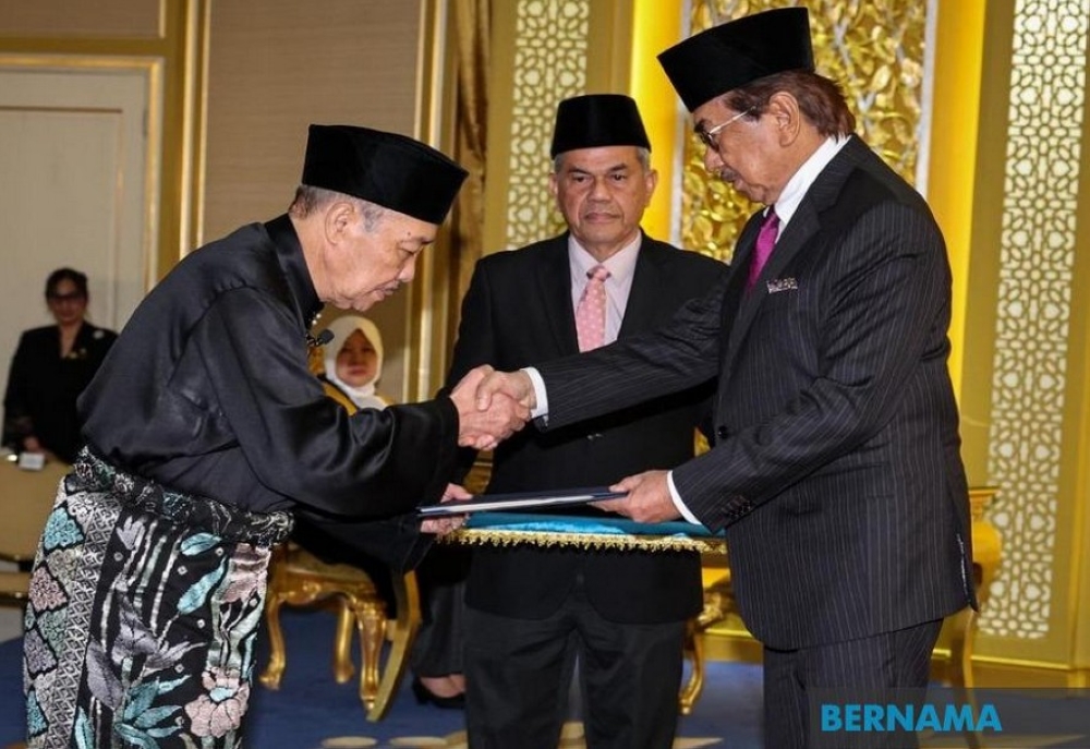 哈芝芝（左）从慕沙阿曼手中接过首席部长委任状。-马新社-