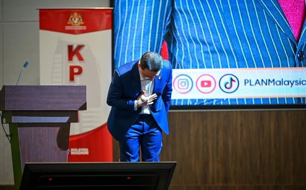 倪可敏周日在面子书上传一张鞠躬的照片。-图取自倪可敏面子书-