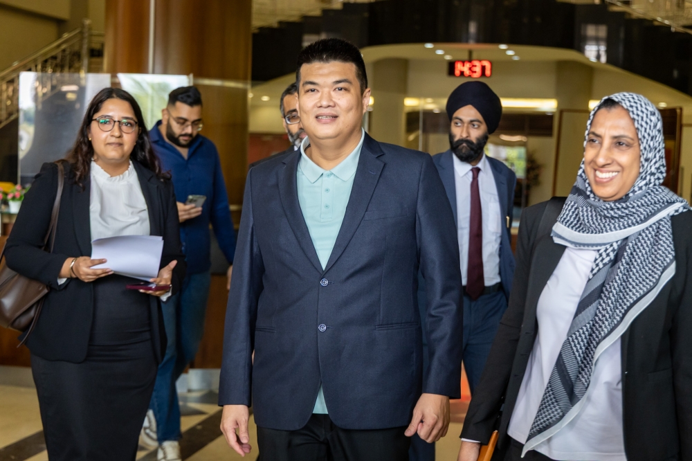 刁健城在完成保释手续后，向媒体发表谈话。-Firdaus Latif摄-