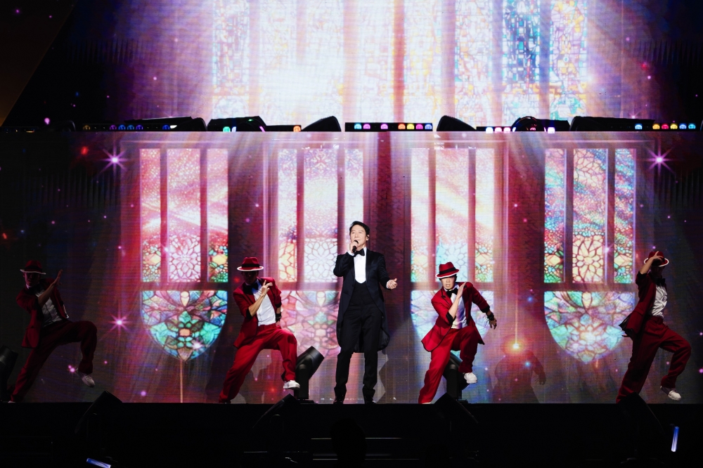 黎明身穿帅气西装亮相，以轻快的《孤单的人孤单的我》和《情》温馨开场。-照片由主办单位提供-