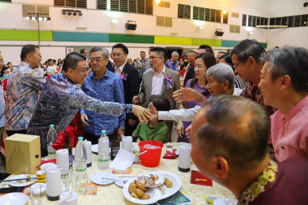 倪可敏出席太平华联独中义卖嘉年华感恩晚宴，与出席者打招呼。-倪可敏脸书-