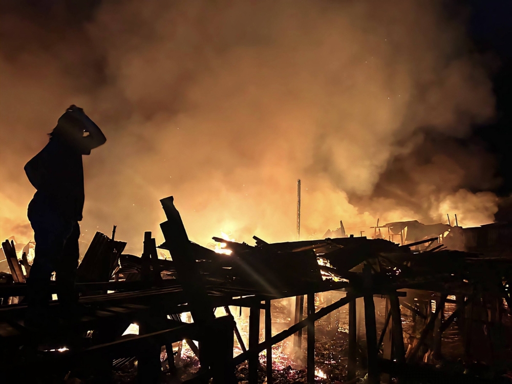 午夜大火烧毁了30间水上房屋。-图取自面子书-