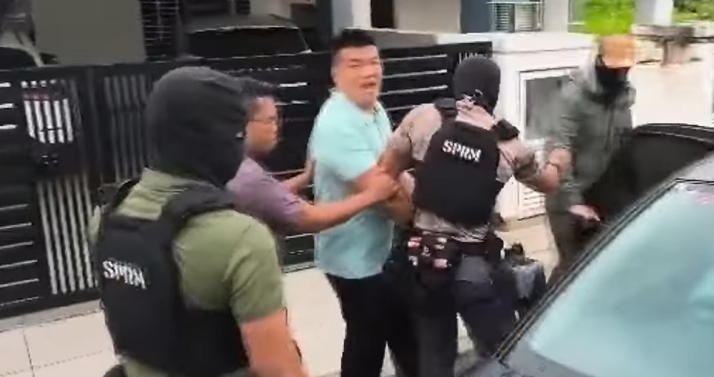 刁健城投诉，反贪会上门逮捕他时，用枪指着他以及他家人。