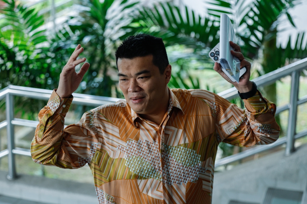 刁健城要求调查当局公开其住家闭路电视录像，以证明反贪会官员上门进行逮捕时，有用枪指着他与其家人。-马新社-