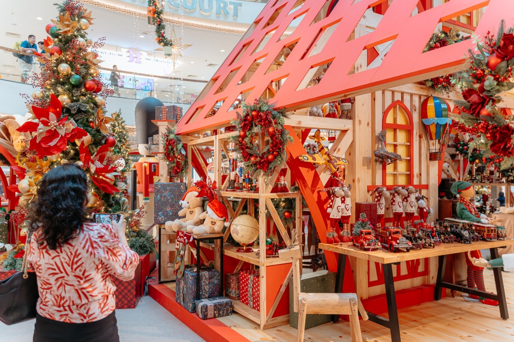 吉隆坡某家商场的圣诞装饰。-Raymond Manuel摄-