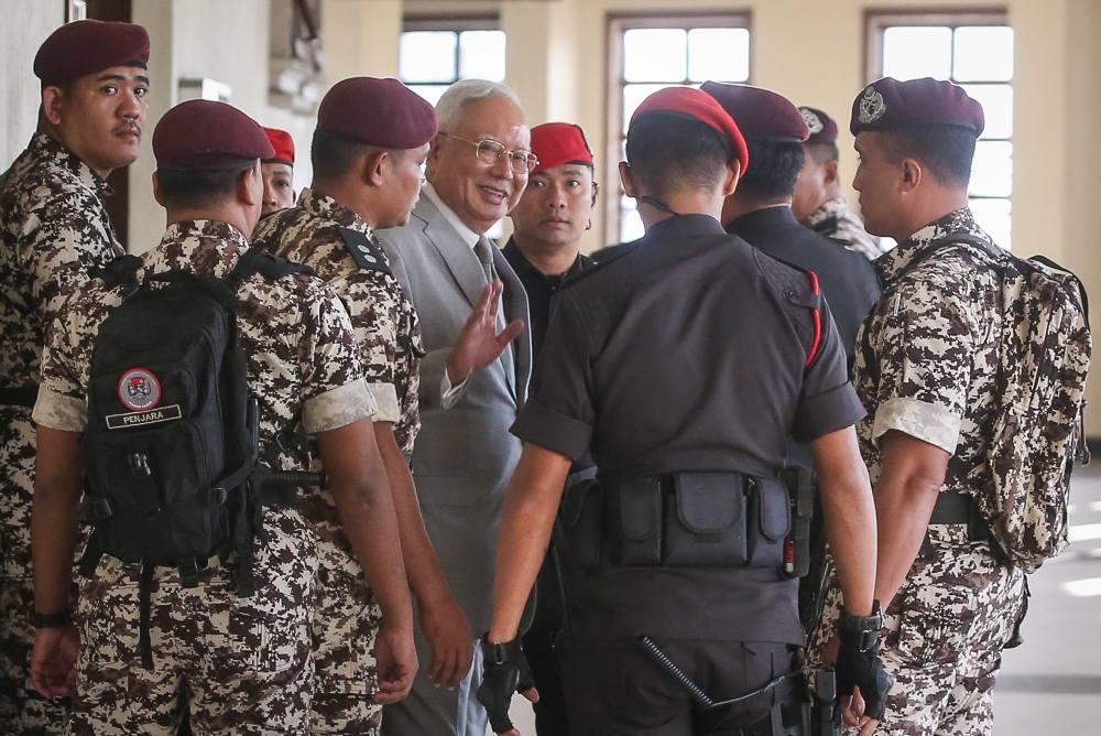 纳吉周一抵达吉隆坡高庭。-Yusof Isa摄-