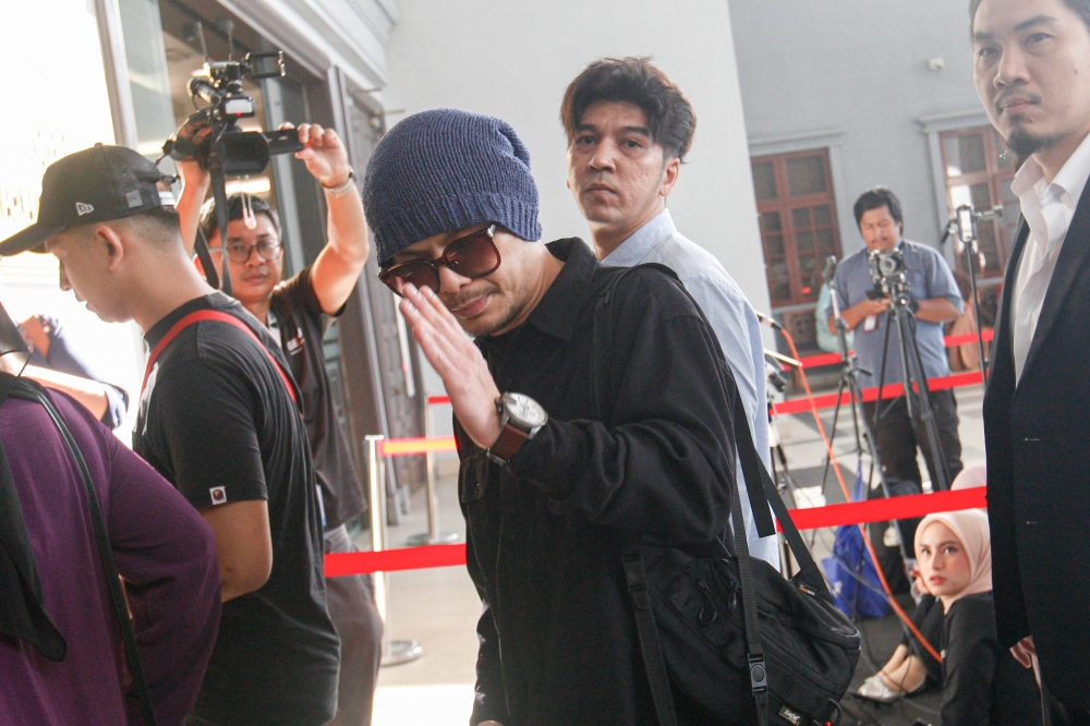 黄明志周一抵达吉隆坡法庭大厦。-Sayuti Zainudin摄-