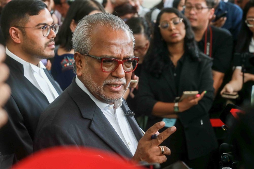 沙菲宜周一在高庭宣判后的记者会上，批评这项裁决。-Sayuti Zainudin摄-