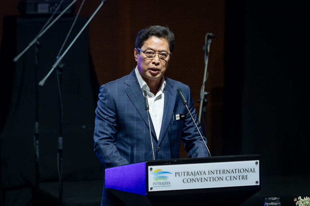 阿占巴基证实，反贪会已对一名前部长展开调查。-Firdaus Latif摄-