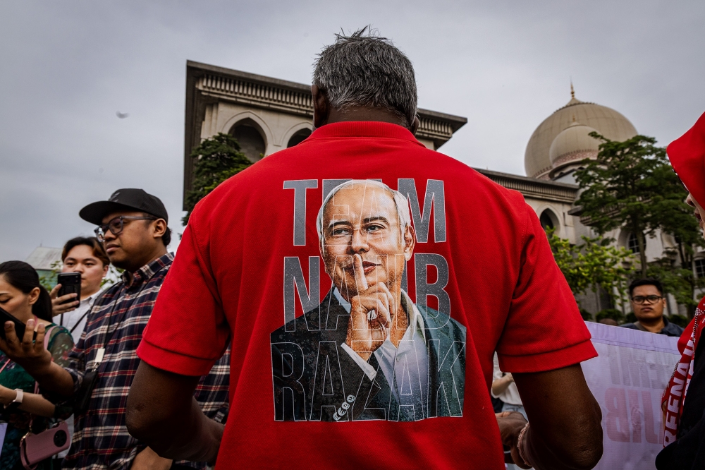 纳吉在1MDB案的25项滥权洗钱控状，全部罪成。-Firdaus Latif摄-