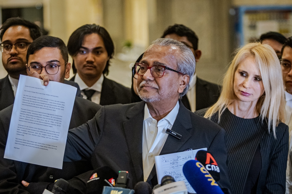 律师沙菲宜周五晚于庭审结束后在司法宫召开记者会，并读出纳吉的文告。-Firdaus Latif摄-