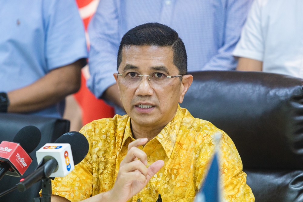 阿兹敏在慕尤丁宣布辞职后，也跟着辞去国盟总秘书职。-Firdaus Latif摄-